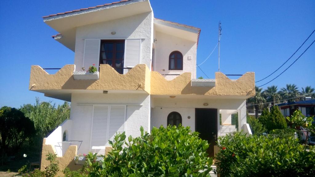 克雷马斯蒂Sunset Beach Studio的白色的房子,带西班牙式别墅