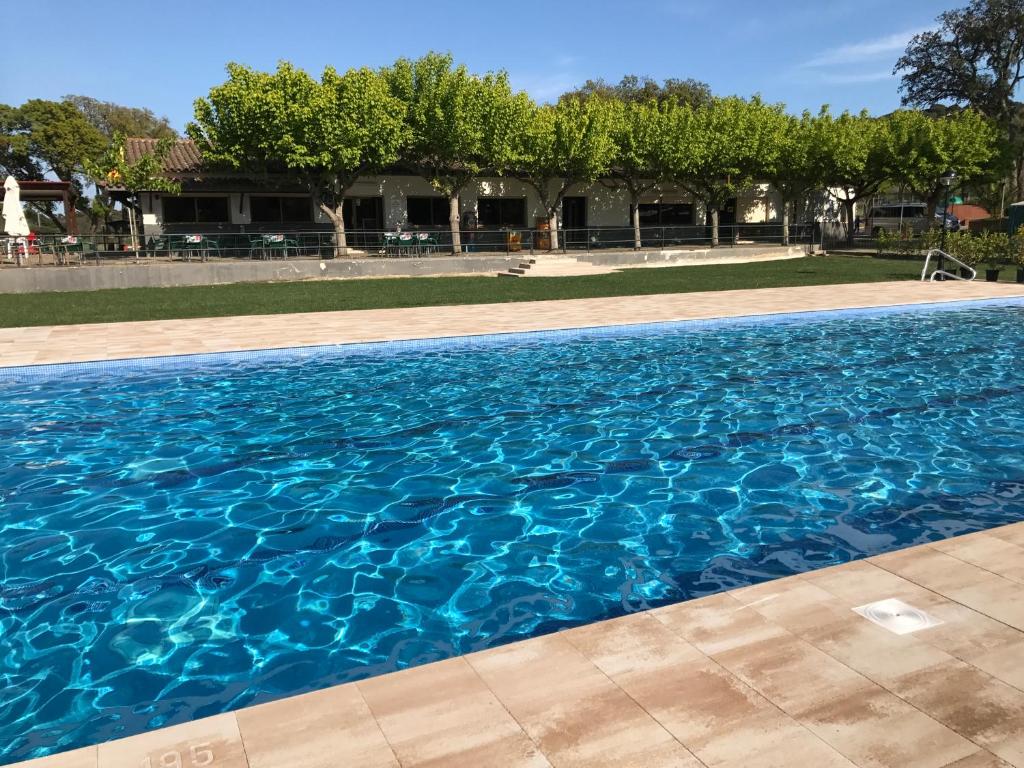 普拉加德阿罗Camping Castell D'aro的蓝色海水大型游泳池
