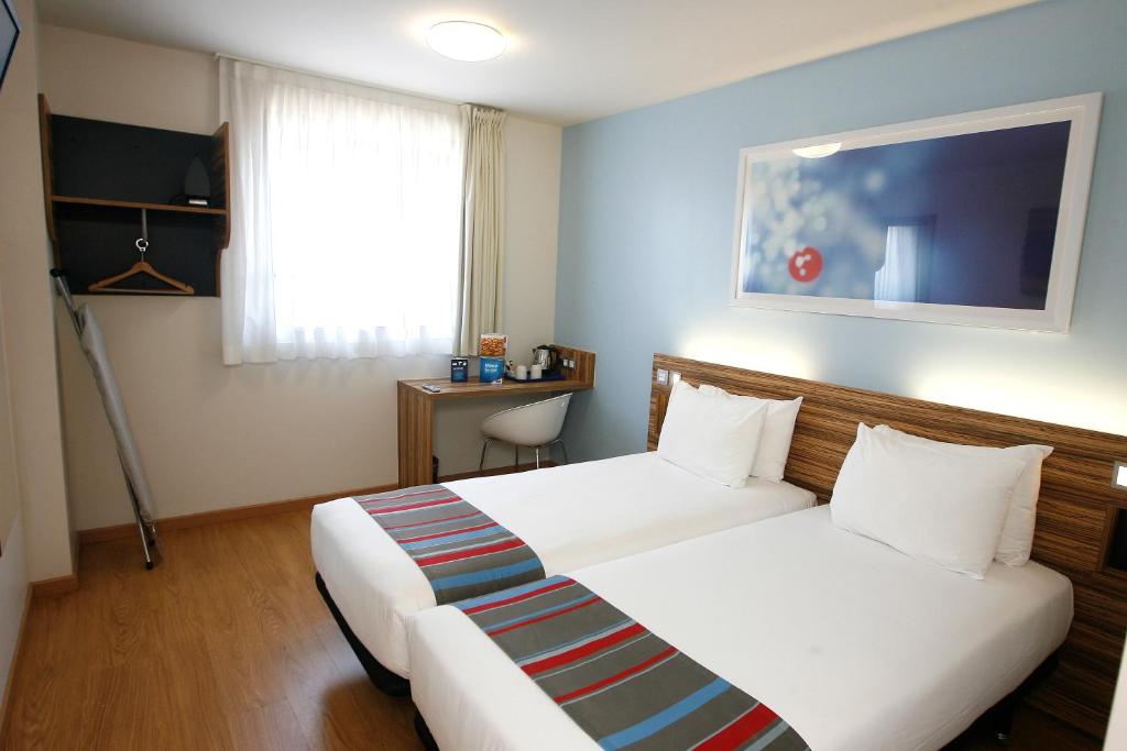 马尼塞斯瓦伦西亚机场旅程住宿的酒店客房设有两张床和窗户。