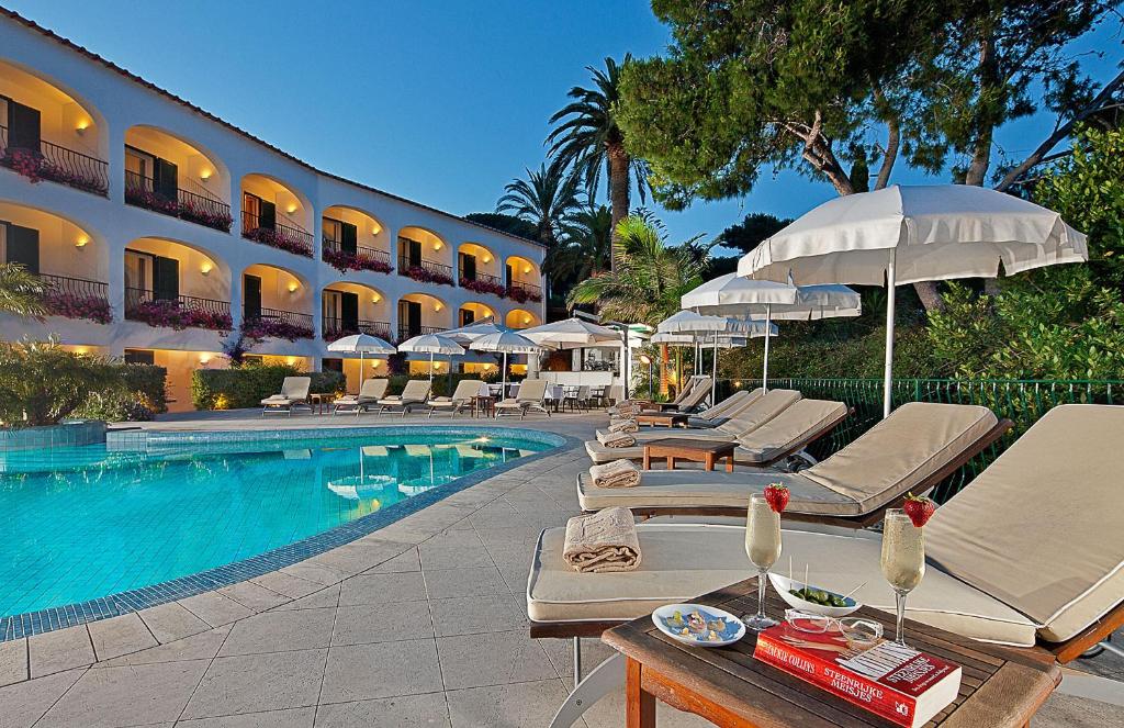 卡普里德拉皮科拉玛莉娜酒店的酒店配有躺椅和游泳池