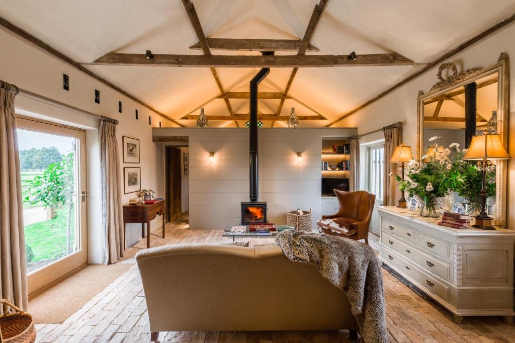 剑桥剑桥乡村民宿的带沙发和壁炉的客厅
