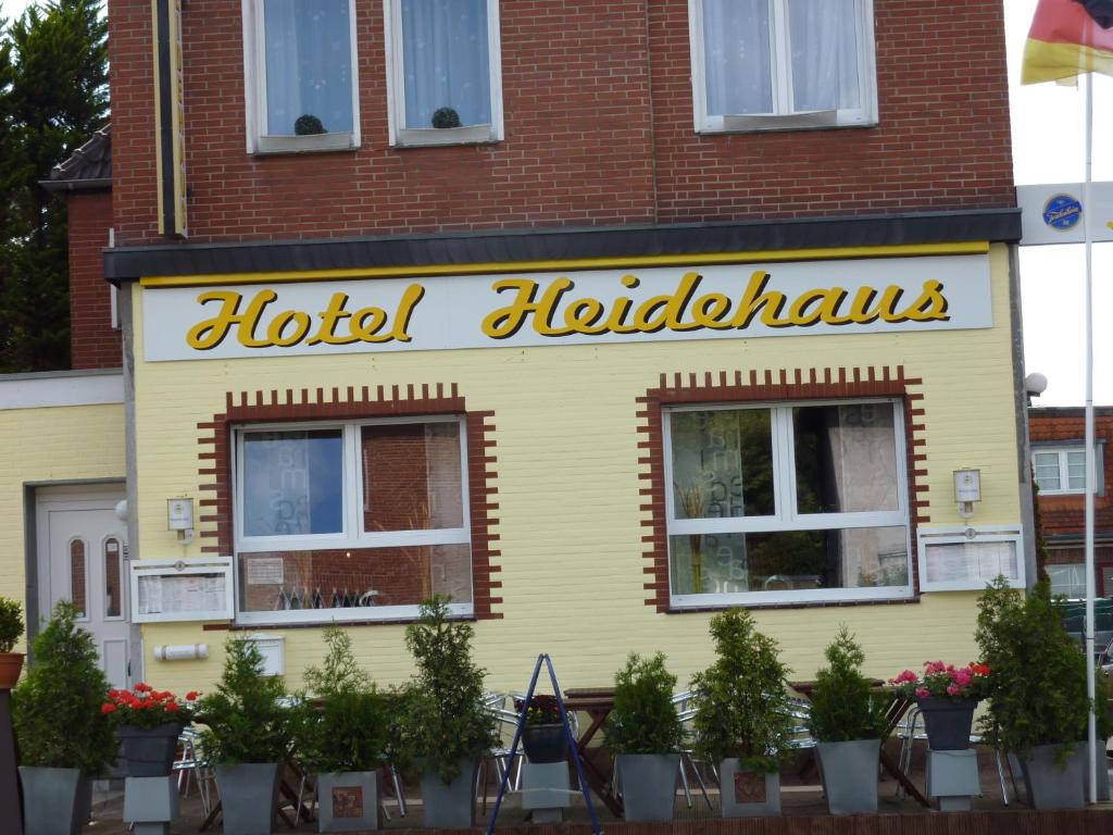 门兴格拉德巴赫海德豪斯酒店的大楼一侧的赫利奥波利斯酒店标志