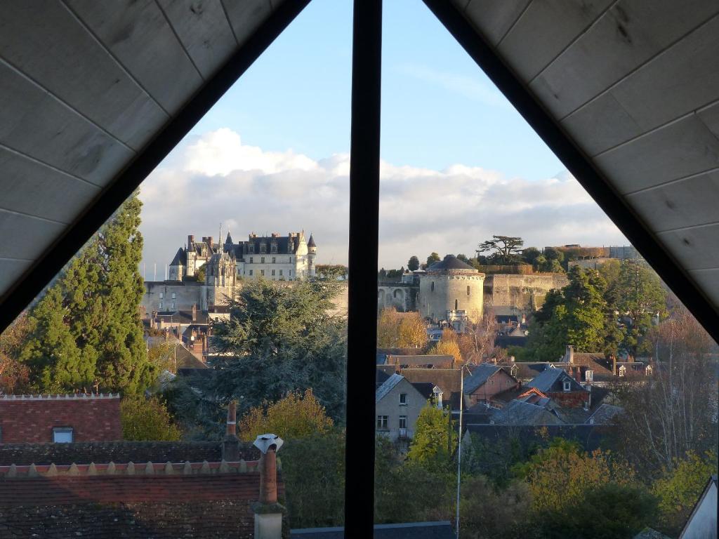 阿姆博斯Le Point De Vue De Leonard的从窗户可欣赏到城市美景