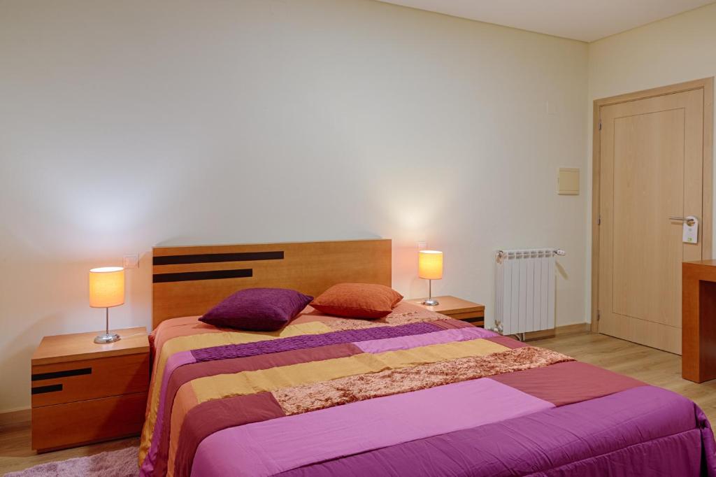 Ermida卡萨巴兰达旅馆的一间卧室配有一张大床和两盏灯