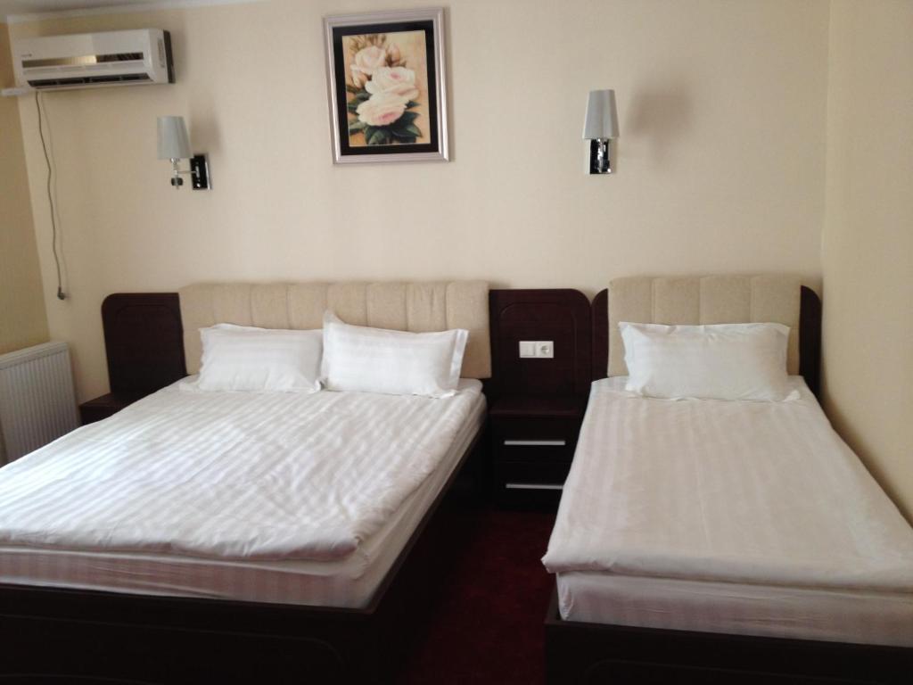 艾福雷诺德北埃福列蒙迪尔酒店的两张睡床彼此相邻,位于一个房间里