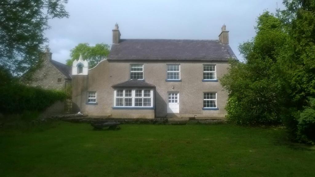 CastledergCreevy Lodge的前面有草地的老房子