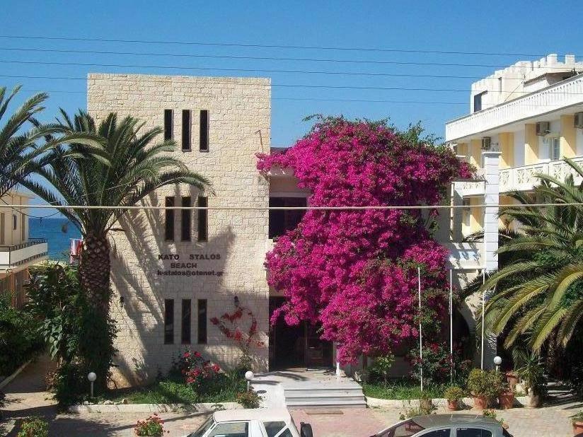 斯塔罗斯卡多斯塔罗斯海滩公寓的一座建筑的侧面是粉红色的花朵