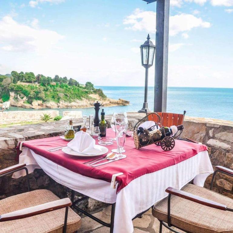 乌尔齐尼Villa Marinero的一张享有海景的桌子