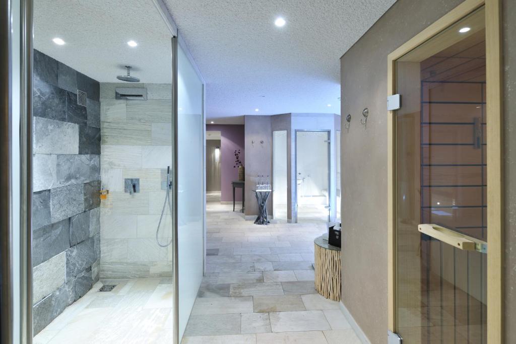 里斯特国王港海滨大道酒店的一间带步入式淋浴间和玻璃门的浴室
