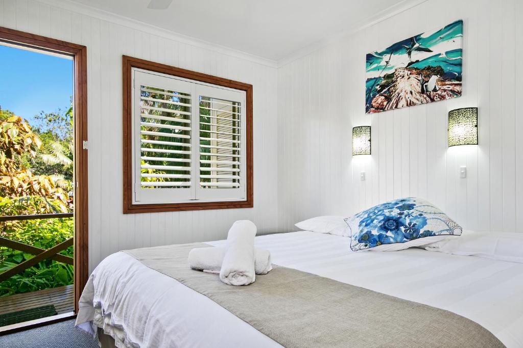 豪勋爵岛洛希提公寓的白色卧室设有一张带窗户的床