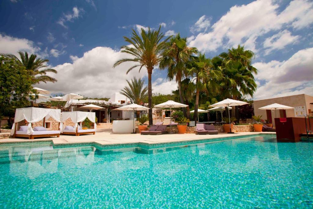 圣若法尔萨克鲁坎卢克乡间酒店的一个带椅子和遮阳伞的大型游泳池