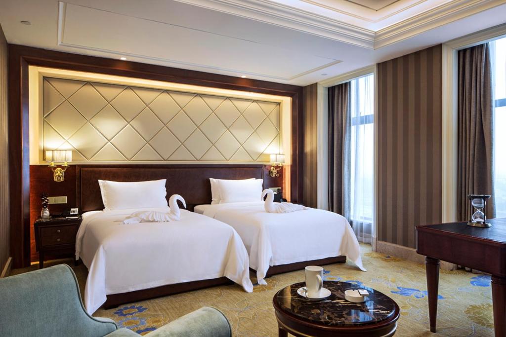 成都成都金韵酒店的酒店客房设有两张床和钢琴
