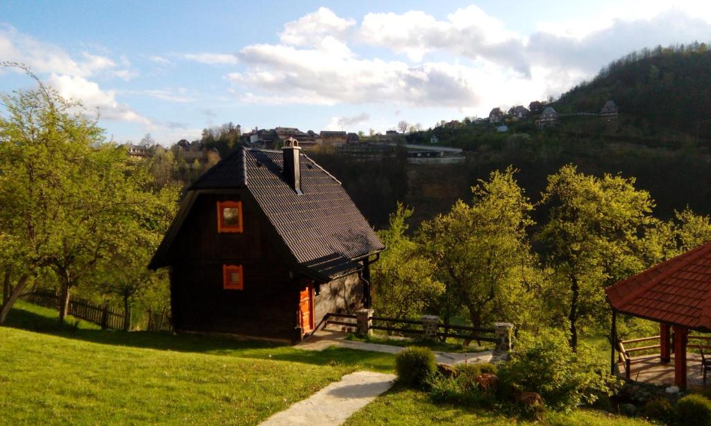 莫克拉戈拉娜娜度假屋的一座带围栏的草山上的小房子