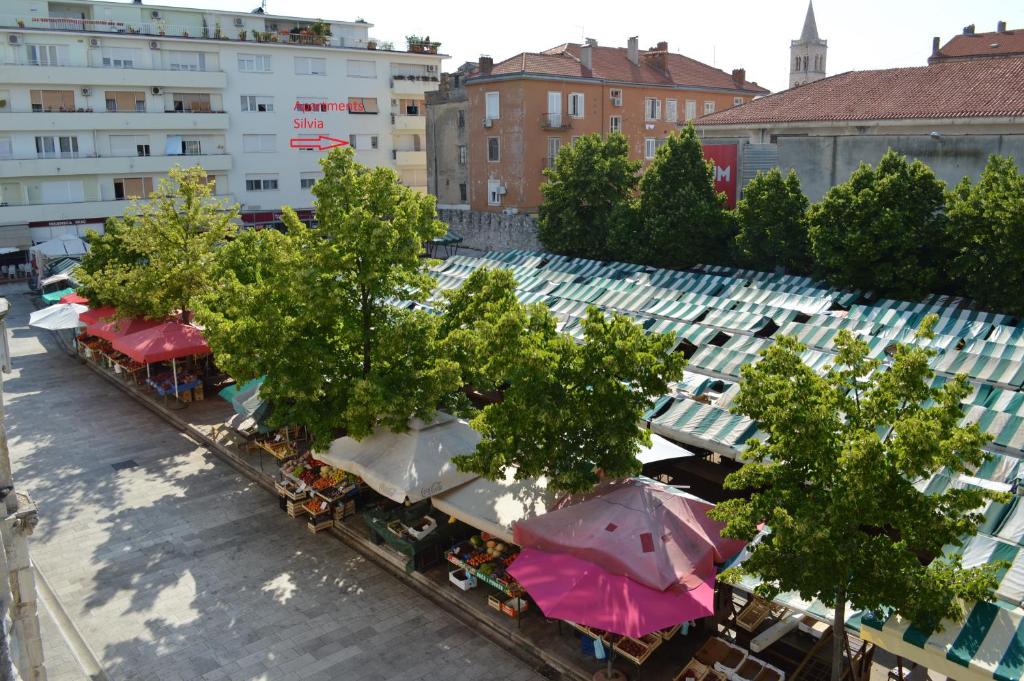 扎达尔Apartments Silvia的享有带遮阳伞的室外市场的顶部景色