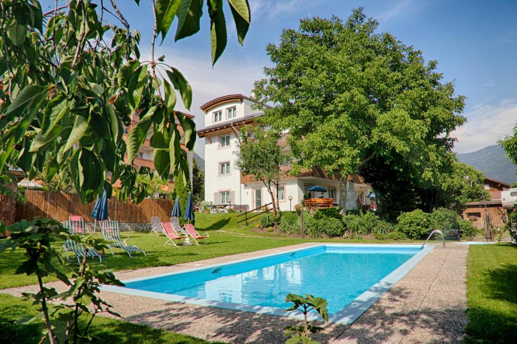 纳图尔诺Garni Schmiedhof的一座带游泳池和房子的别墅