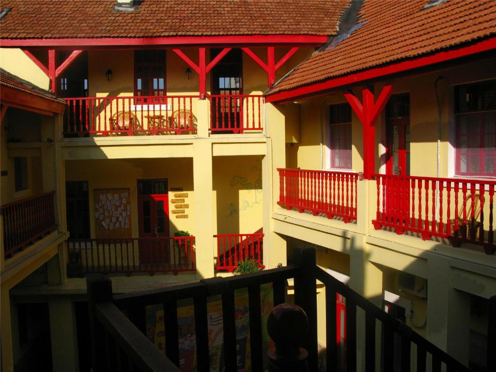 青岛青岛麦子青年旅社的一组建筑,上面有红色的阳台