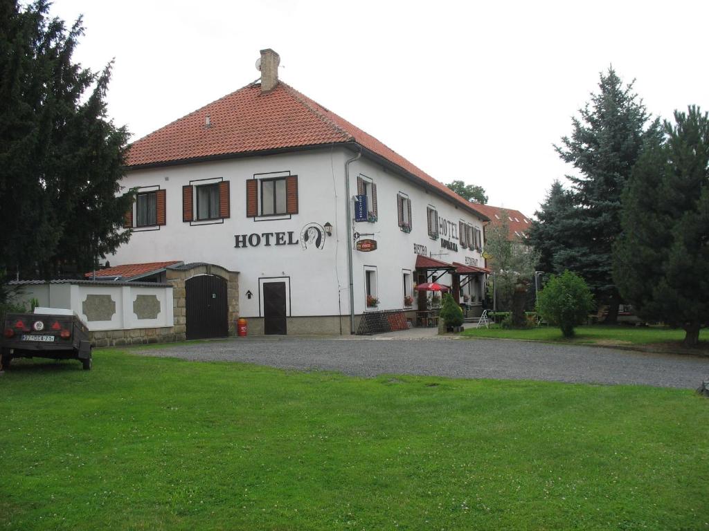 德辛克瓦纳酒店的酒店大楼前面设有绿色草坪