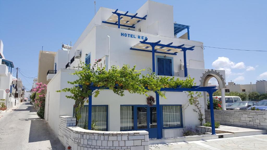 纳克索乔拉雷阿公寓式酒店的白色的建筑,在街上有蓝色的饰物