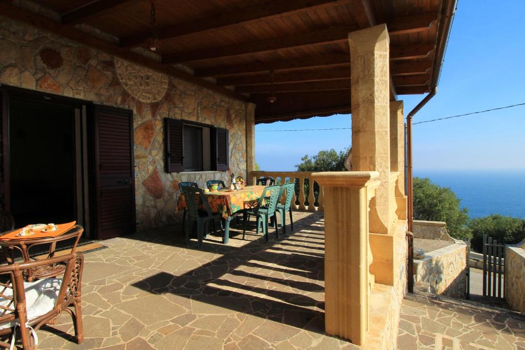 加利亚诺德尔卡波Foresta Forte - Ciolo的房屋的庭院,配有桌椅