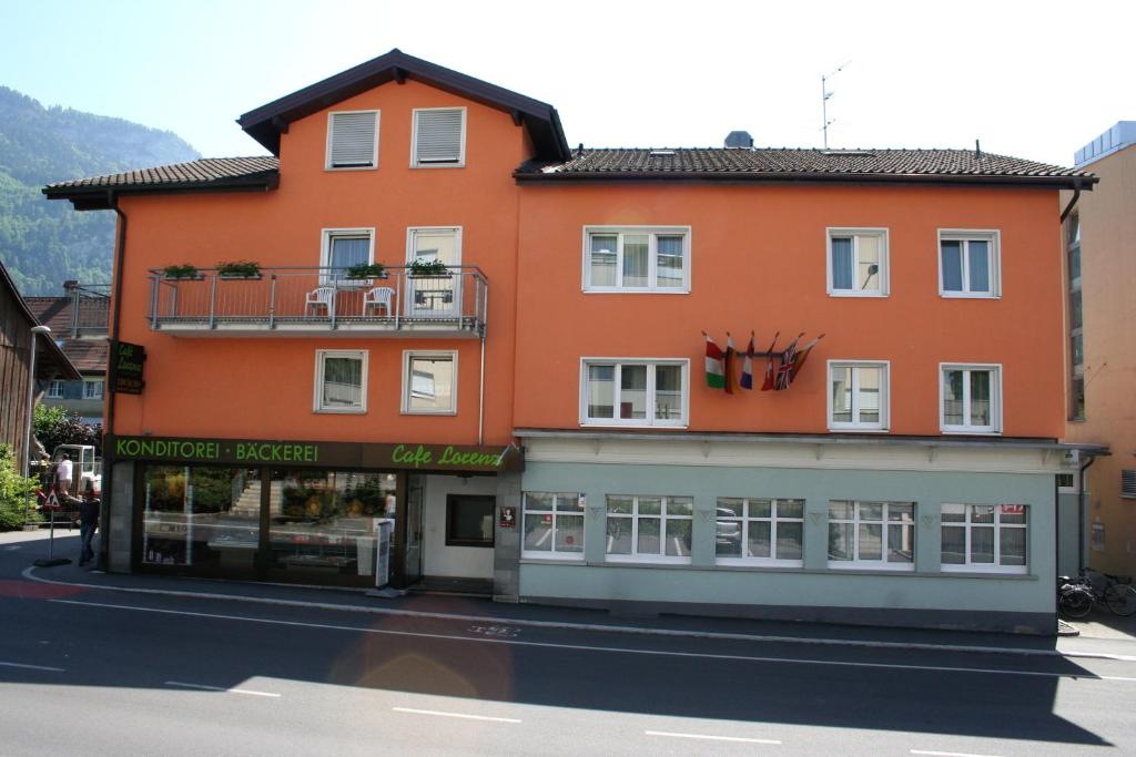 霍恩埃姆斯洛伦茨酒店 的街上一座橙色的建筑,有商店
