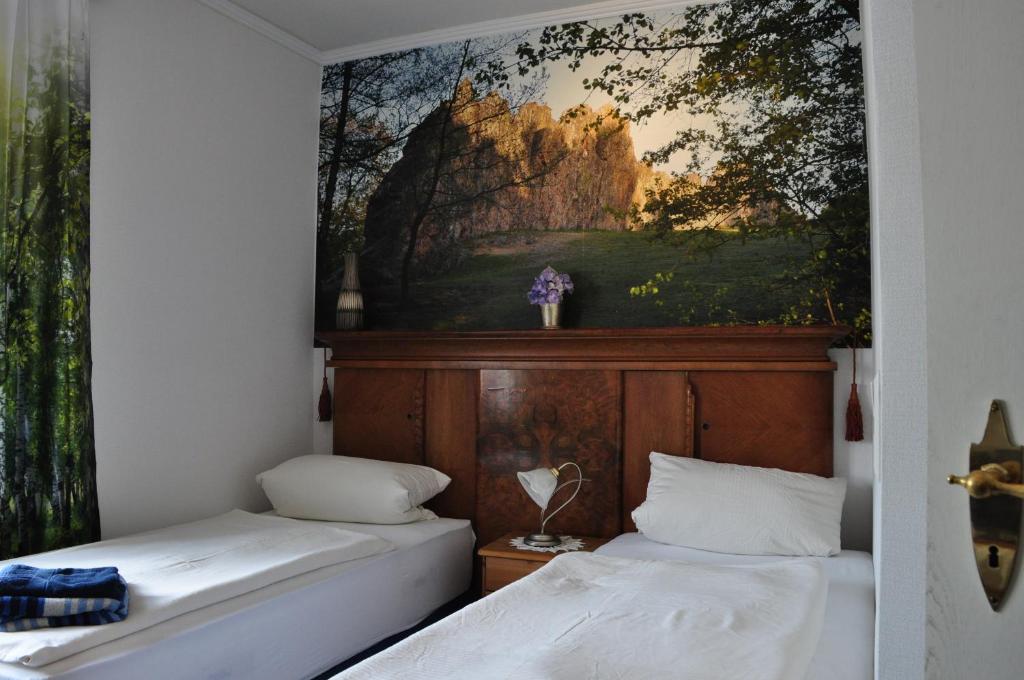 乌辛根伊斯巴彻卡兹旅馆的墙上画画的房间里设有两张床