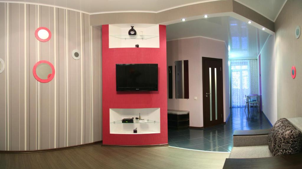 尼古拉耶夫Apartment Dekabrystiv的客厅设有红色墙壁和电视。