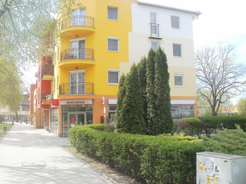 豪伊杜索博斯洛Apartman Ottó的街道边的黄色建筑
