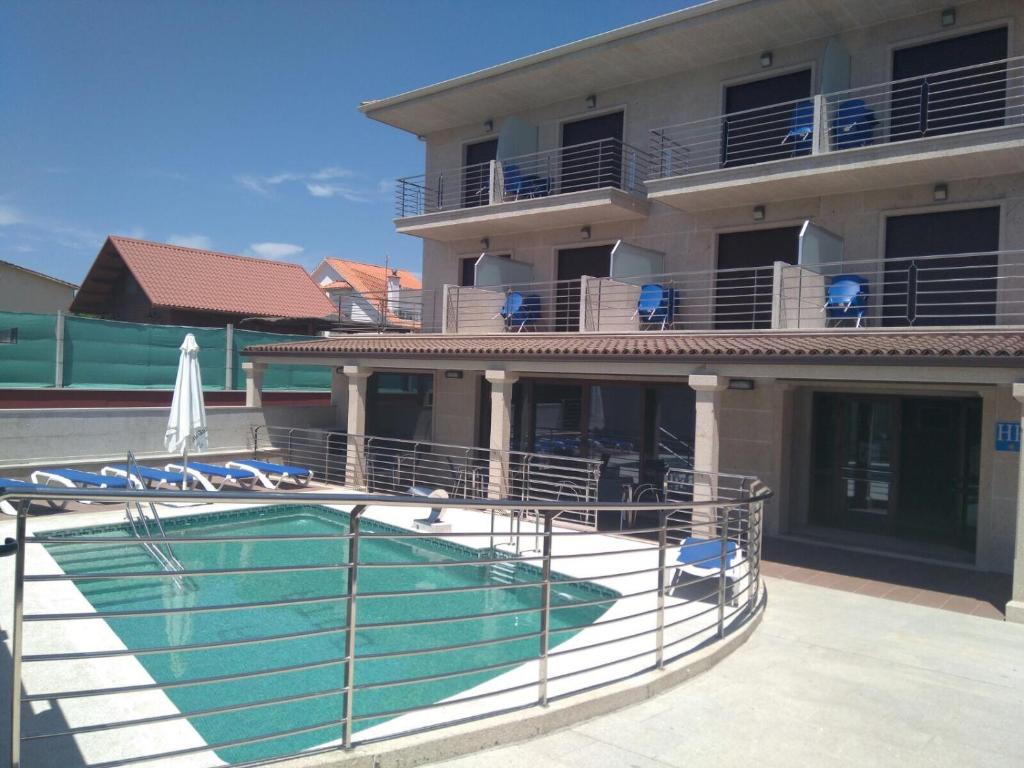 波多诺伏Hotel A Bota的大楼前的游泳池