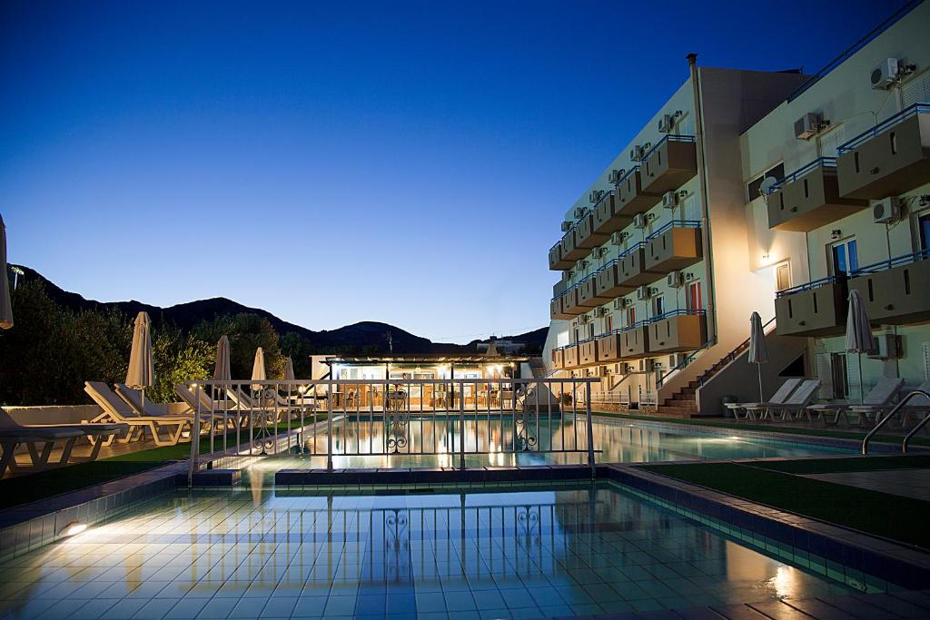 凯法洛斯艾瑟尼拉酒店的大楼前设有游泳池的酒店