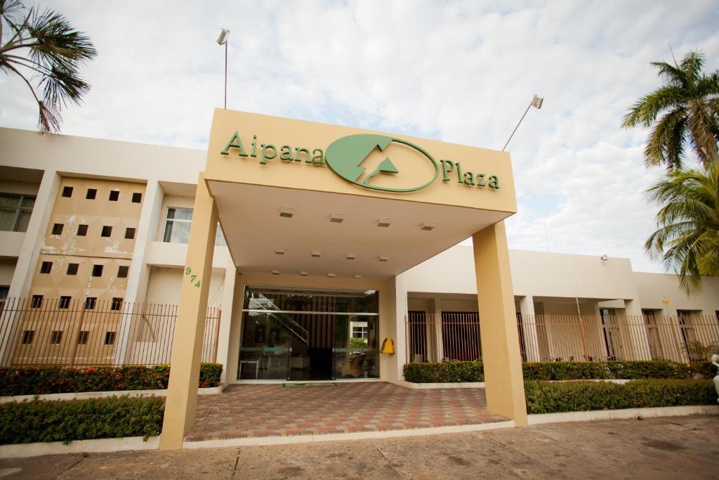 博阿维斯塔艾帕纳广场酒店的建筑前方的aabetza诊所标志