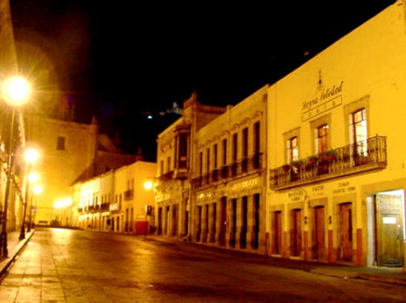 萨卡特卡斯雷纳索莱达酒店的一条空荡荡荡的城市街道,晚上有建筑