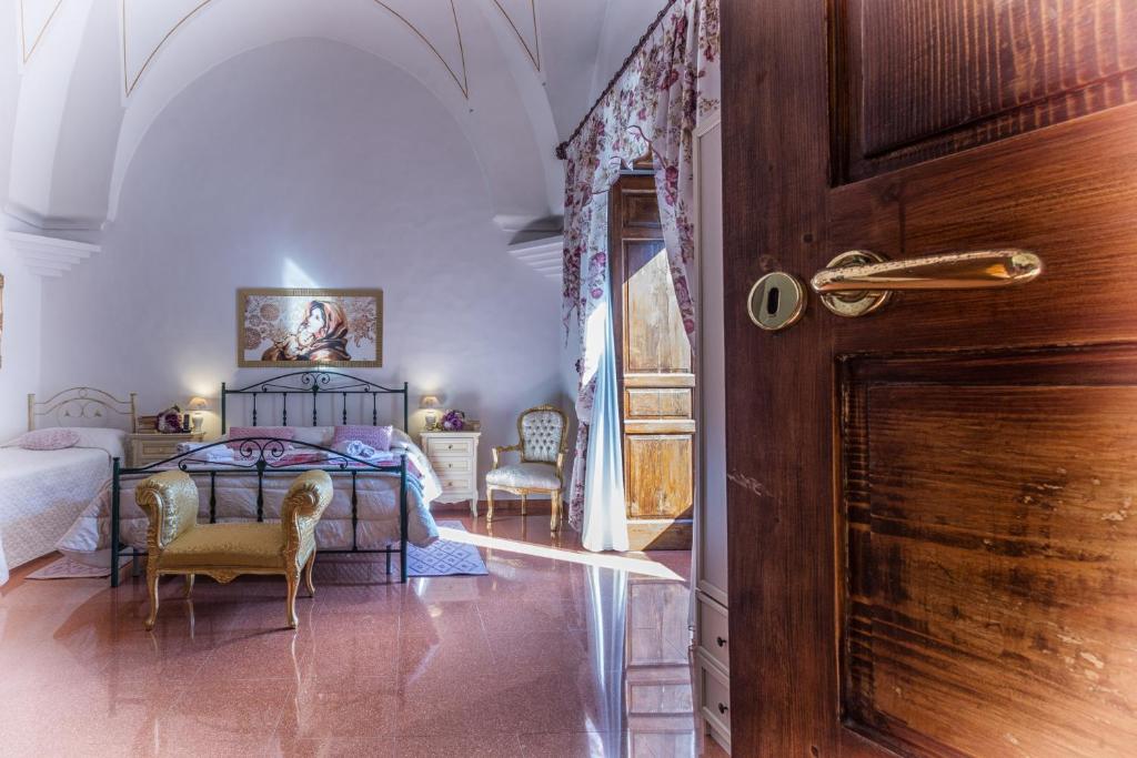 奥斯图尼Palazzotto的卧室配有一张床和一张桌子及椅子