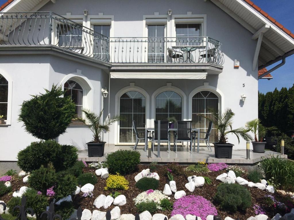 比克朱迪特文德加兹住所加早餐旅馆的带阳台的房屋和鲜花花园
