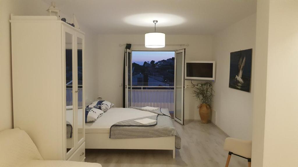 赫瓦尔Oleander Apartment & Room Centar的小房间设有床和窗户
