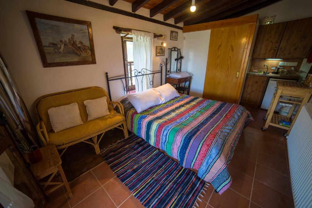 Lazania哈茨基普里亚努博物馆旅馆的一间卧室,卧室内配有一张床和一把椅子