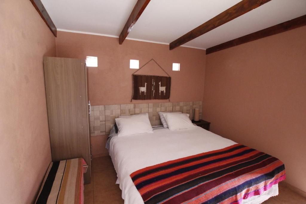 圣佩德罗·德·阿塔卡马Hostal Casa Turipite的卧室配有一张白色大床