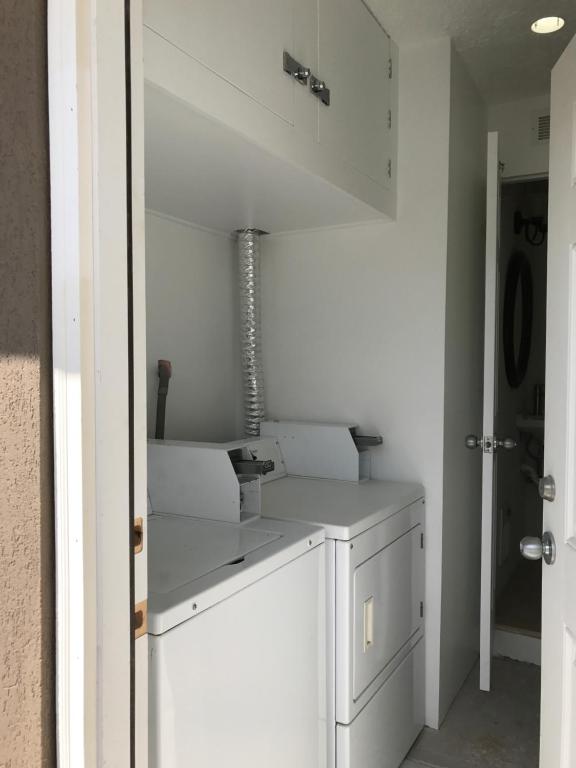 威尔伍德克拉斯特Pyramid Resort Motel的厨房配有白色橱柜和水槽