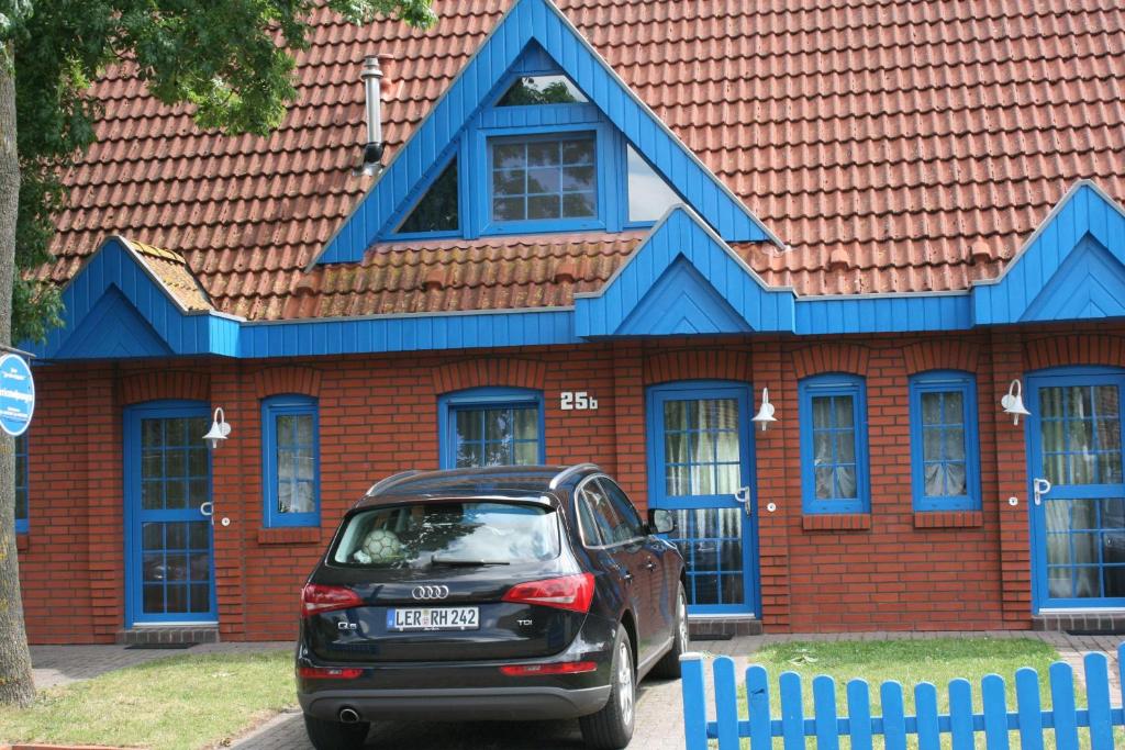博尔滕哈根Zur alten Schmiede I (Mitte)的停在红砖屋前的汽车