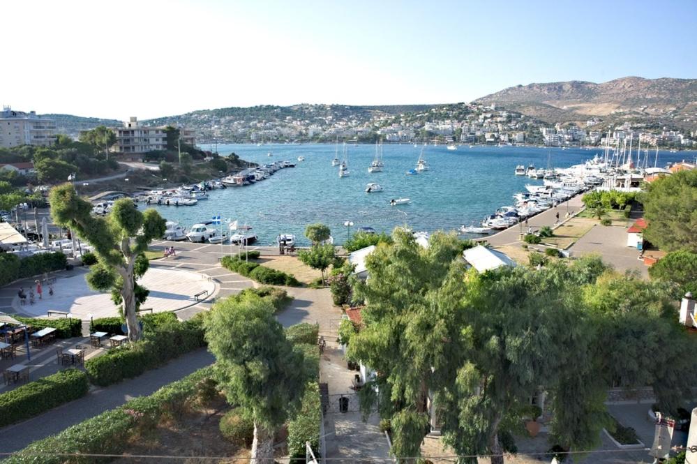 拉夫蒂港Nikolaki Rooms的享有海港和水中船只的景色
