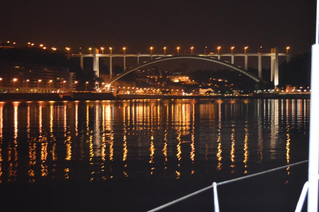 加亚新城Noite a bordo c/PA em veleiro -rio Douro的夜间在水体上方的桥梁