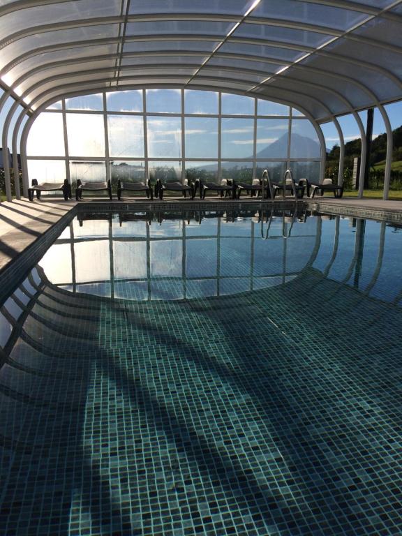 奥尔塔Vale dos Cocos的一座带大窗户的建筑中的游泳池