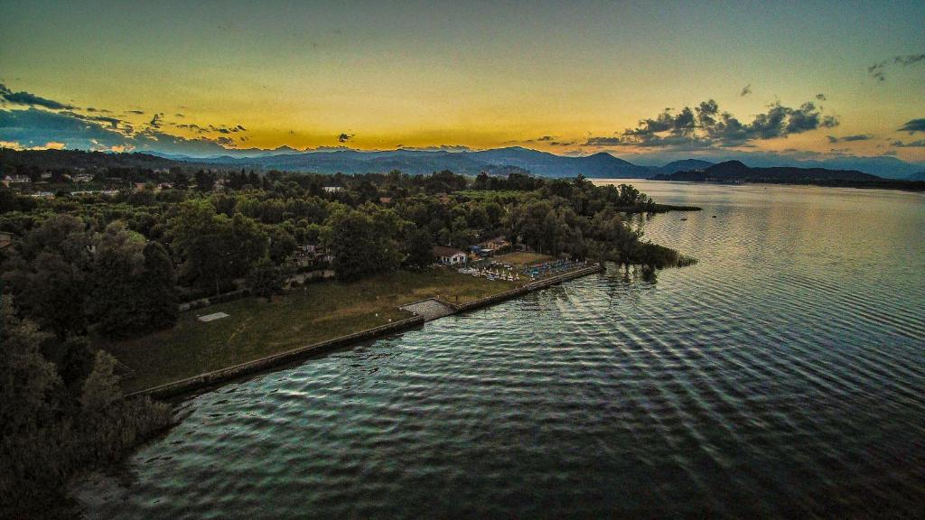 多尔梅莱托湖上肖像住宿加早餐旅馆的水中的一个岛屿