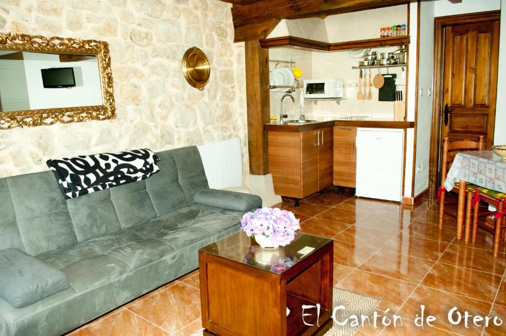 桑提亚纳德玛Estudios El Canton de Otero的带沙发的客厅和厨房