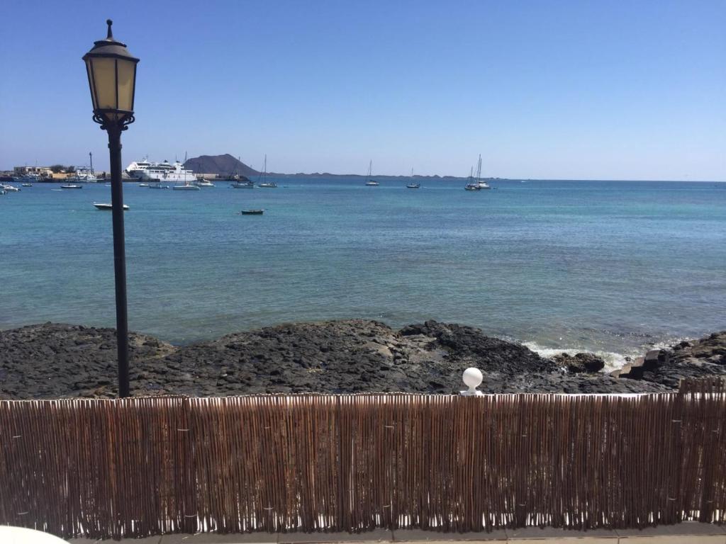 科拉雷侯Sol y Mar的水边的栅栏和灯杆