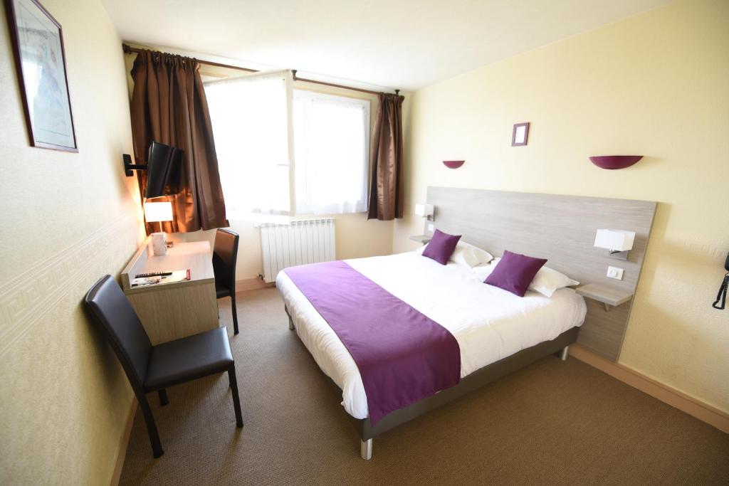 维耶尔宗欧陆式酒店的酒店客房设有一张大床和一张书桌。