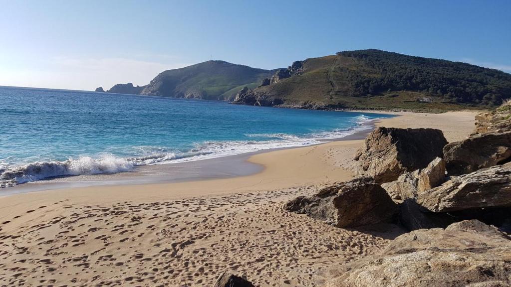 菲尼斯特雷Atico Langosteira的一片拥有岩石和海洋的沙滩