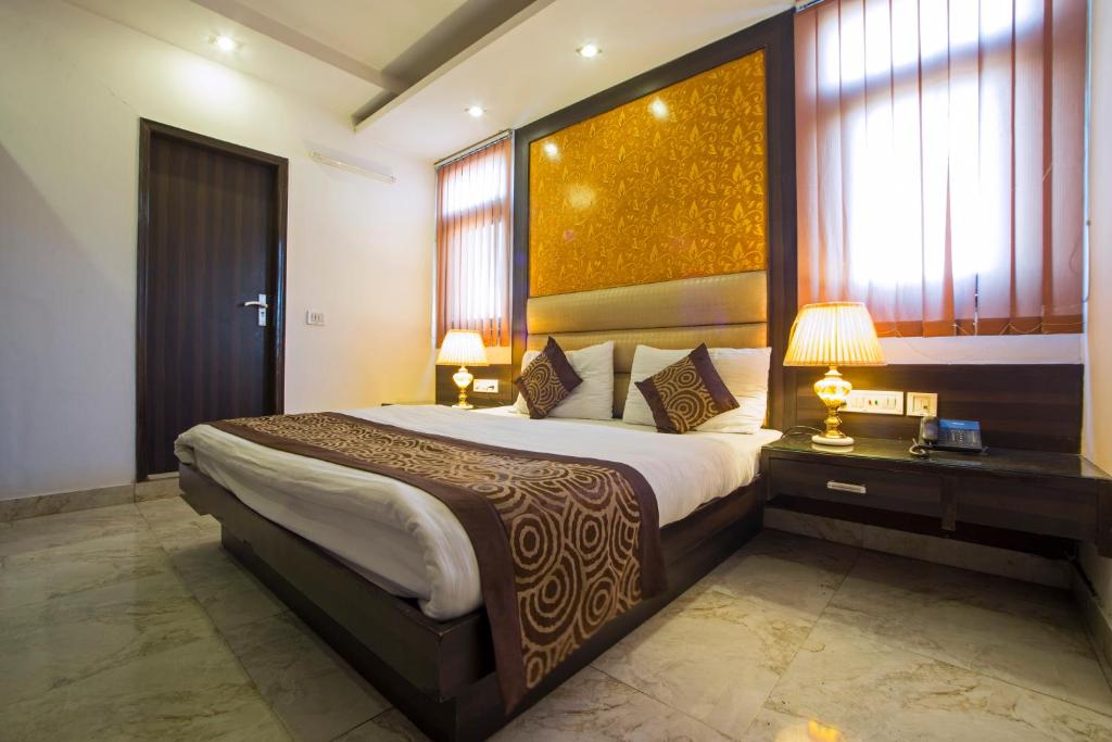 新德里Hotel Shri Vinayak at New Delhi Railway Station-By RCG Hotels的一间卧室,卧室内配有一张大床