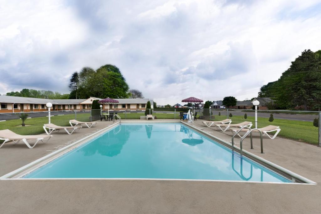 巴尔米拉巴尔米拉骑士汽车旅馆的一个带躺椅的游泳池,一个度假村