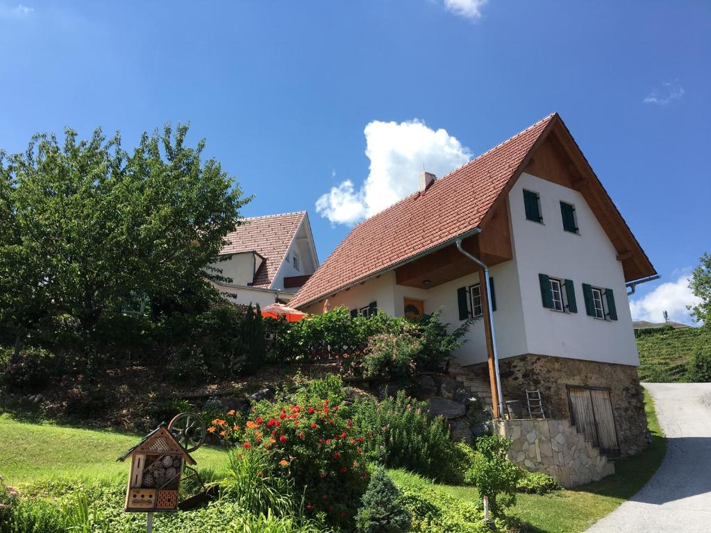 绍萨尔地区基策克Kellerstöckl Goigner的白色房子,有红色屋顶