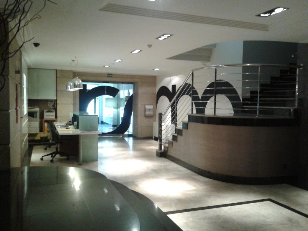庞特维德拉罗姆酒店的一个带楼梯和书桌的办公大厅